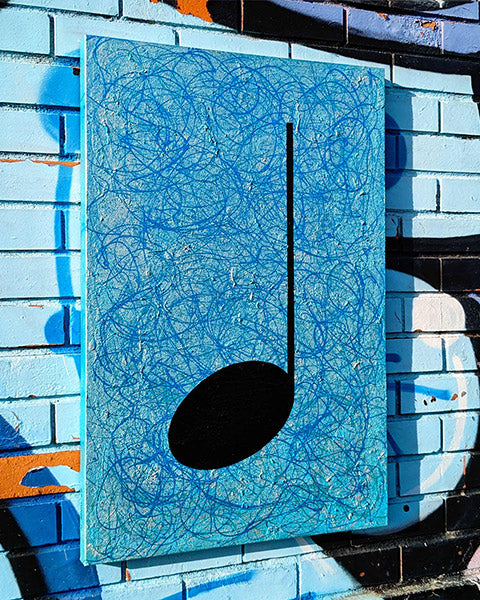Turquoise music art painting in front of a street art background, Zeitwarp